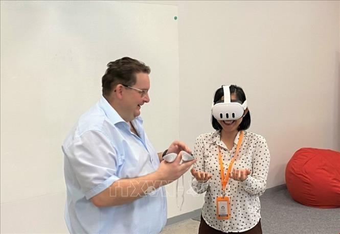 Giáo viên trải nghiệm thiết bị số được trang bị cho “Lớp học số” tại Trường Đại học Việt Đức. Ảnh: Huyền Trang - TTXVN 