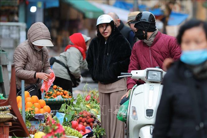 Rét buốt khiến nhiều người dân khó chịu khi phải ở ngoài trời trong thời gian dài. Ảnh: Hoàng Hiếu - TTXVN