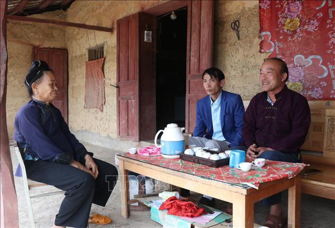 Đồng bào dân tộc Nùng tại xã Tân Sơn, tỉnh Bắc Ninh hướng niềm tin vào Đại hội Đảng. Ảnh: Thanh Thương- TTXVN