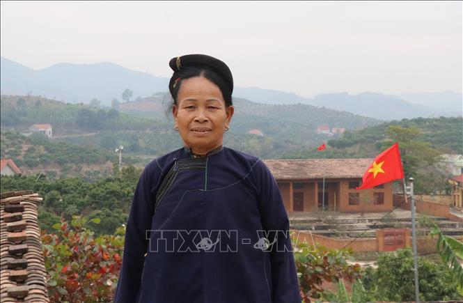 Bà Lường Thị Lan, dân tộc Nùng tại thôn Bắc Hoa, xã Tân Sơn hướng về Đại hội Đảng. Ảnh: Thanh Thương- TTXVN