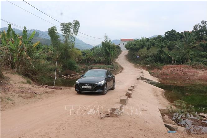 Những con ngầm được xây dựng qua suối giúp giao thông địa phương thông suốt. Ảnh: Thanh Thương- TTXVN