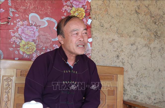 Ông Lăng Quốc Kỳ, Trưởng Ban công tác mặt trận thôn Bắc Hoa thể hiện niềm tin với Đảng. Ảnh: Thanh Thương- TTXVN