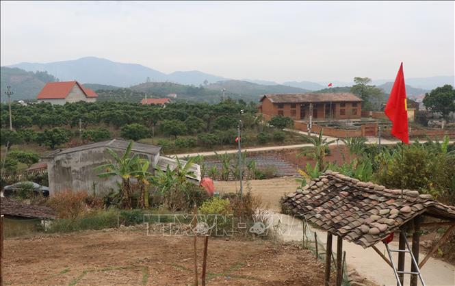 Từ làng cổ Bắc Hoa, xã Tân Sơn nhìn xuống Nhà văn hóa thôn đều phấp phới cờ đỏ sao vàng tượng trưng cho niềm tin sắt son theo Đảng của đồng bào dân tộc nơi đây. Ảnh: Thanh Thương- TTXVN