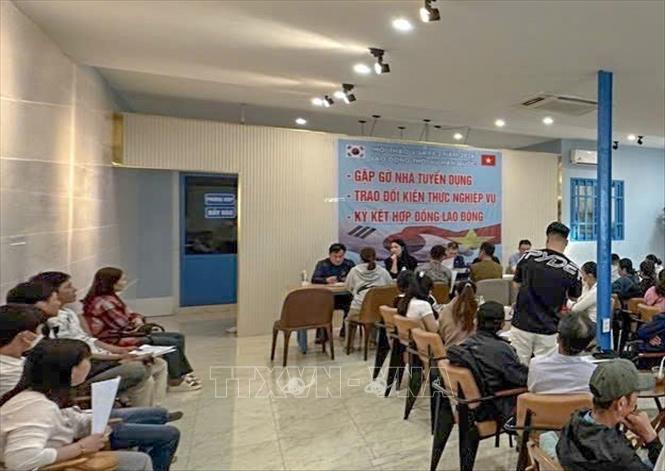 Nhóm người Hàn Quốc tổ chức tuyển lao động trái phép tại quán cà phê trên địa bàn phường Tân An, thành phố Cần Thơ. Ảnh: TTXVN phát