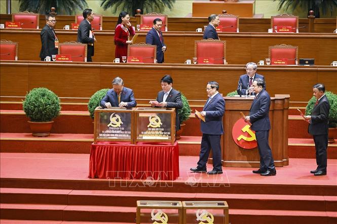 Tổng Bí thư Tô Lâm cùng các đồng chí lãnh đạo Đảng và Nhà nước bỏ phiếu bầu Ban Chấp hành Trung ương Đảng khóa XIV. Ảnh: TTXVN