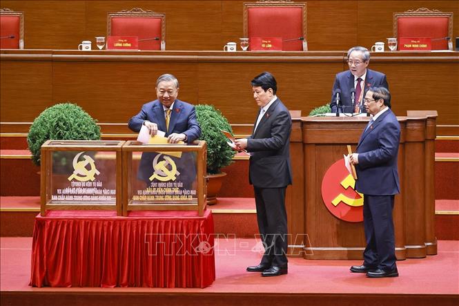 Tổng Bí thư Tô Lâm cùng các đồng chí lãnh đạo Đảng và Nhà nước bỏ phiếu bầu Ban Chấp hành Trung ương Đảng khóa XIV. Ảnh: TTXVN