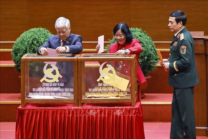 Các đồng chí lãnh đạo Đảng và Nhà nước bỏ phiếu bầu Ban Chấp hành Trung ương Đảng khóa XIV. Ảnh: TTXVN