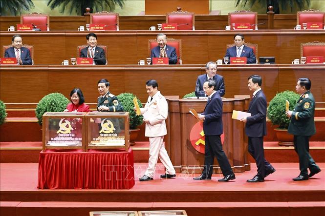 Các đồng chí lãnh đạo Đảng và Nhà nước bỏ phiếu bầu Ban Chấp hành Trung ương Đảng khóa XIV. Ảnh: TTXVN