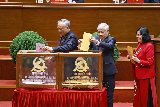 Các đồng chí lãnh đạo Đảng và Nhà nước bỏ phiếu bầu Ban Chấp hành Trung ương Đảng khóa XIV. Ảnh: TTXVN