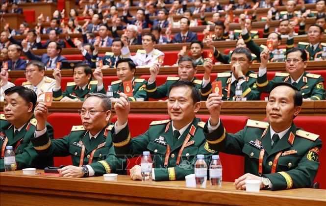 Các đại biểu biểu quyết thông qua danh sách bầu cử BCH Trung ương Đảng khóa XIV. Ảnh: TTXVN
