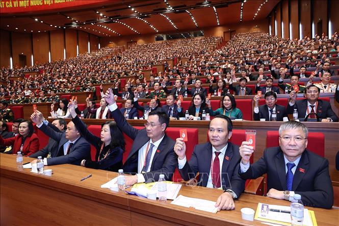 Các đại biểu biểu quyết thông qua danh sách bầu cử BCH Trung ương Đảng khóa XIV. Ảnh: TTXVN
