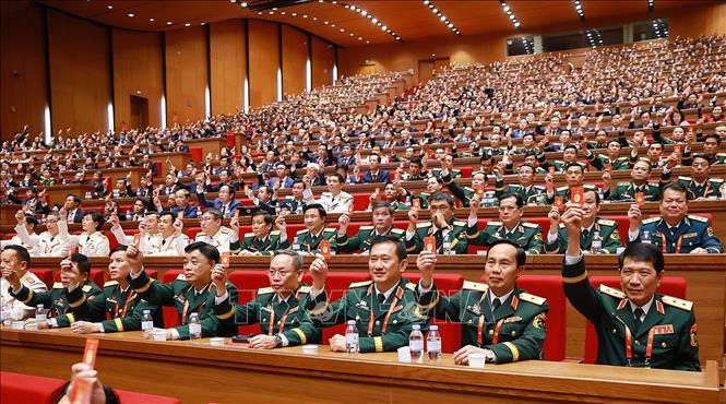 Các đại biểu biểu quyết thông qua danh sách bầu cử BCH Trung ương Đảng khóa XIV. Ảnh: TTXVN
