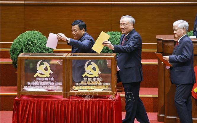 Các đồng chí lãnh đạo Đảng và Nhà nước bỏ phiếu bầu Ban Chấp hành Trung ương Đảng khóa XIV. Ảnh: TTXVN