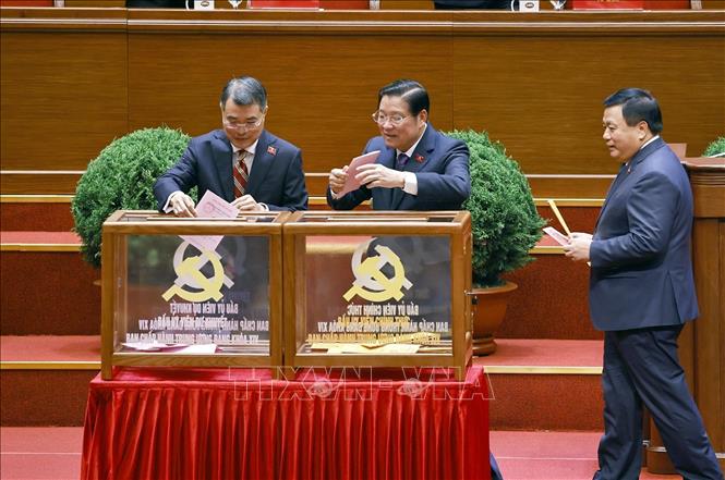 Các đồng chí lãnh đạo Đảng và Nhà nước bỏ phiếu bầu Ban Chấp hành Trung ương Đảng khóa XIV. Ảnh: TTXVN