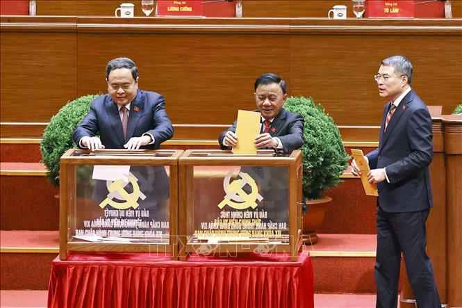 Các đồng chí lãnh đạo Đảng và Nhà nước bỏ phiếu bầu Ban Chấp hành Trung ương Đảng khóa XIV. Ảnh: TTXVN