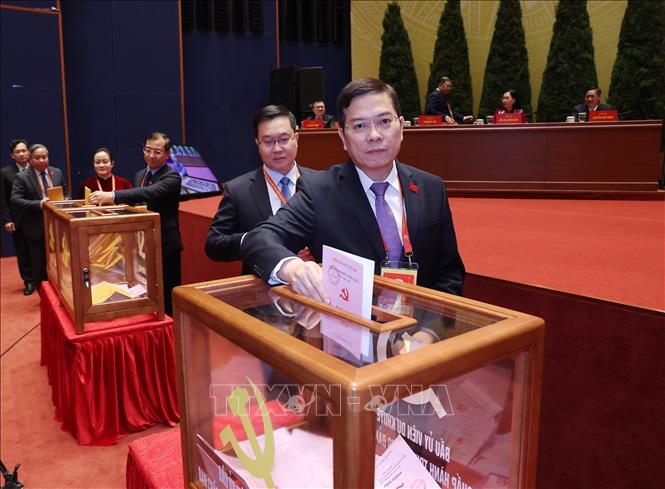 Các đại biểu bỏ phiếu bầu Ban Chấp hành Trung ương Đảng khóa XIV. Ảnh: TTXVN