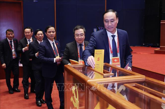 Các đại biểu bỏ phiếu bầu Ban Chấp hành Trung ương Đảng khóa XIV. Ảnh: TTXVN