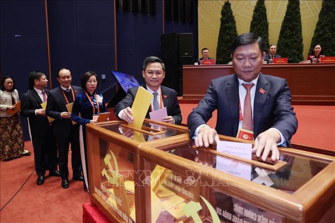 Các đại biểu bỏ phiếu bầu Ban Chấp hành Trung ương Đảng khóa XIV. Ảnh: TTXVN