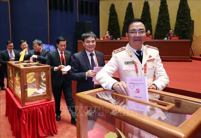Các đại biểu bỏ phiếu bầu Ban Chấp hành Trung ương Đảng khóa XIV. Ảnh: TTXVN