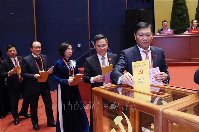 Các đại biểu bỏ phiếu bầu Ban Chấp hành Trung ương Đảng khóa XIV. Ảnh: TTXVN
