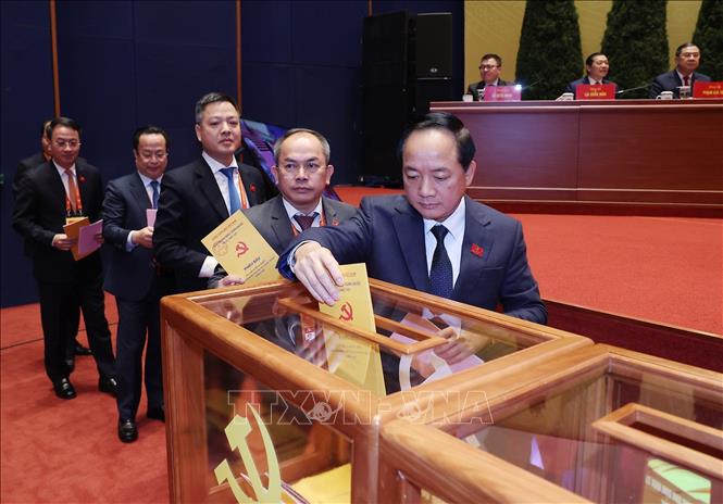 Các đại biểu bỏ phiếu bầu Ban Chấp hành Trung ương Đảng khóa XIV. Ảnh: TTXVN