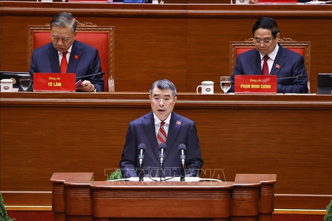 Đồng chí Lê Minh Hưng, Ủy viên Bộ Chính trị, Bí thư Trung ương Đảng, Trưởng Ban Tổ chức Trung ương thay mặt Đoàn Chủ tịch trình bày Báo cáo của BCH Trung ương Đảng khóa XIII về công tác nhân sự BCH Trung ương Đảng khóa XIV. Ảnh: TTXVN