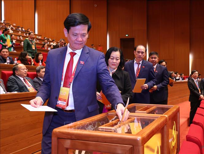 Các đại biểu bỏ phiếu bầu Ban Chấp hành Trung ương Đảng khóa XIV. Ảnh: TTXVN