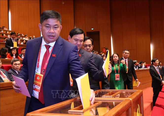 Các đại biểu bỏ phiếu bầu Ban Chấp hành Trung ương Đảng khóa XIV. Ảnh: TTXVN