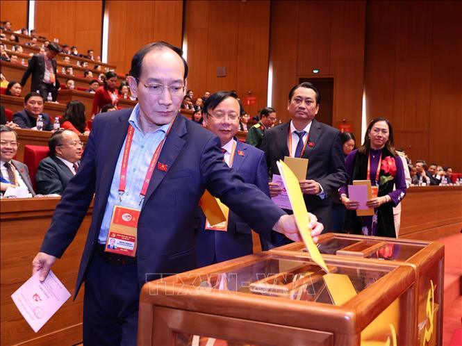 Các đại biểu bỏ phiếu bầu Ban Chấp hành Trung ương Đảng khóa XIV. Ảnh: TTXVN