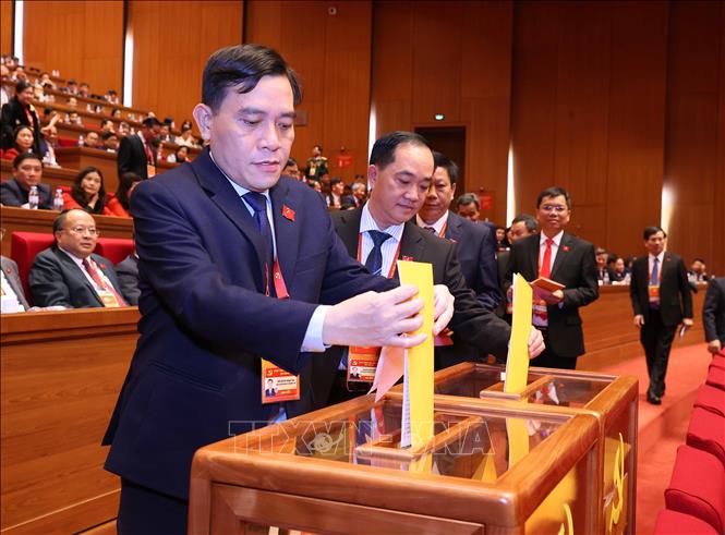 Các đại biểu bỏ phiếu bầu Ban Chấp hành Trung ương Đảng khóa XIV. Ảnh: TTXVN