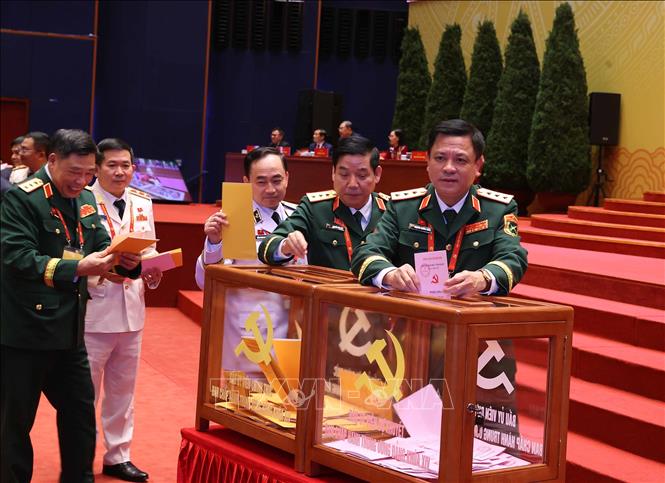 Các đại biểu bỏ phiếu bầu Ban Chấp hành Trung ương Đảng khóa XIV. Ảnh: TTXVN