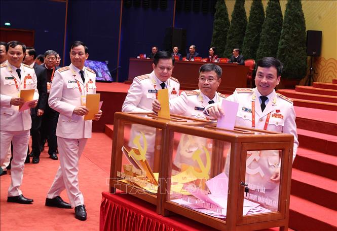 Các đại biểu bỏ phiếu bầu Ban Chấp hành Trung ương Đảng khóa XIV. Ảnh: TTXVN