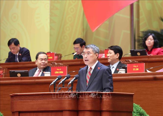 Đồng chí Lê Minh Hưng, Ủy viên Bộ Chính trị, Bí thư Trung ương Đảng, Trưởng Ban Tổ chức Trung ương thay mặt Đoàn Chủ tịch trình bày Báo cáo của BCH Trung ương Đảng khóa XIII về công tác nhân sự BCH Trung ương Đảng khóa XIV. Ảnh: TTXVN