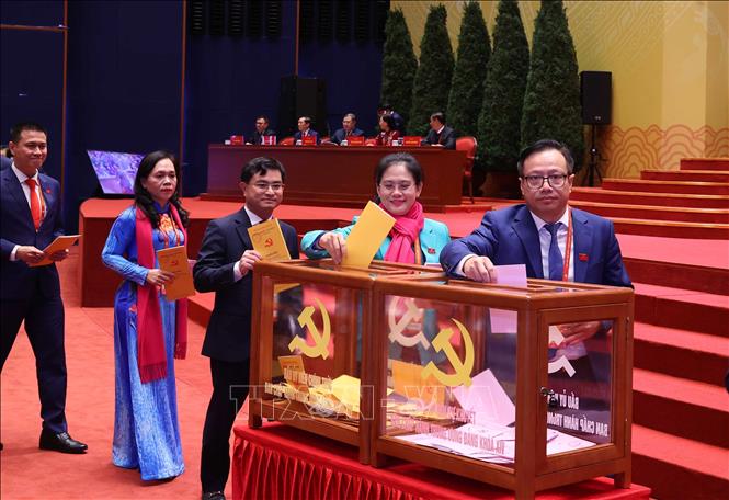 Các đại biểu bỏ phiếu bầu Ban Chấp hành Trung ương Đảng khóa XIV. Ảnh: TTXVN