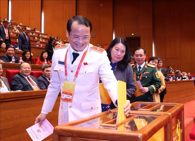 Các đại biểu bỏ phiếu bầu Ban Chấp hành Trung ương Đảng khóa XIV. Ảnh: TTXVN