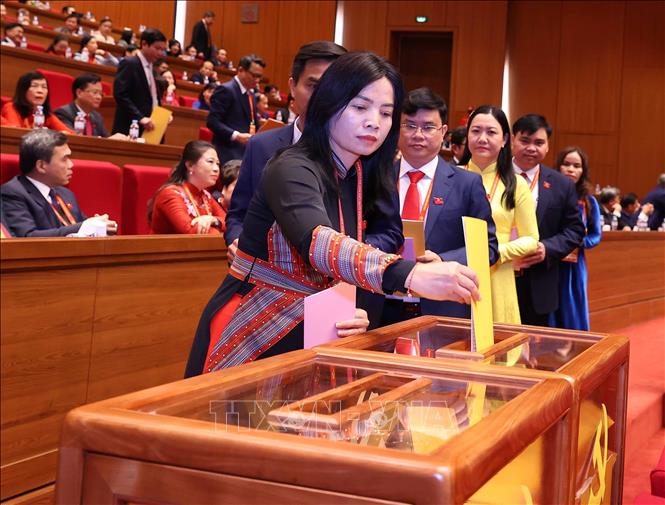 Các đại biểu bỏ phiếu bầu Ban Chấp hành Trung ương Đảng khóa XIV. Ảnh: TTXVN
