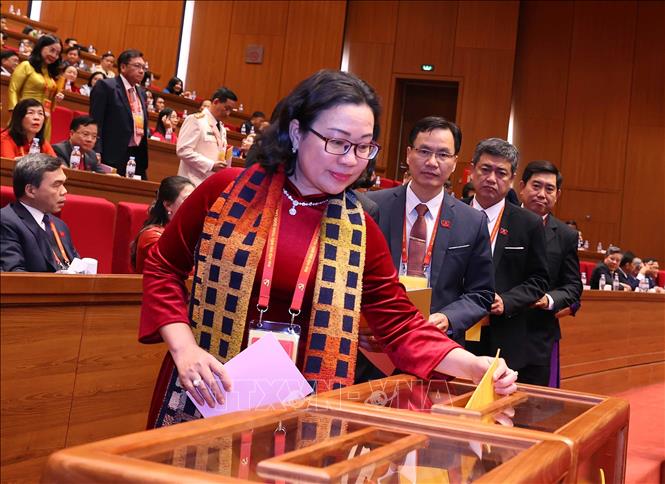 Các đại biểu bỏ phiếu bầu Ban Chấp hành Trung ương Đảng khóa XIV. Ảnh: TTXVN