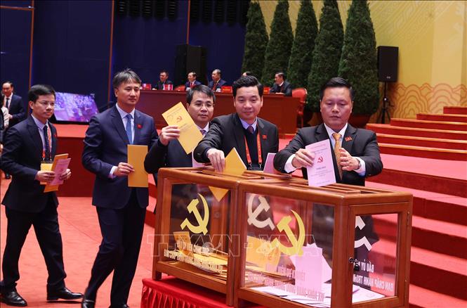 Các đại biểu bỏ phiếu bầu Ban Chấp hành Trung ương Đảng khóa XIV. Ảnh: TTXVN