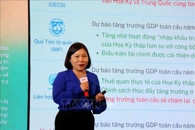 Bà Phạm Thị Ngọc Thủy, Giám đốc Văn phòng Ban Nghiên cứu Phát triển Kinh tế tư nhân (Ban IV) phát biểu tại hội nghị. Ảnh: Thanh Vũ-TTXVN