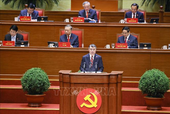 Đồng chí Lê Minh Hưng, Ủy viên Bộ Chính trị, Bí thư Trung ương Đảng, Trưởng Ban Tổ chức Trung ương thay mặt Đoàn Chủ tịch trình bày Báo cáo của BCH Trung ương Đảng khóa XIII về công tác nhân sự BCH Trung ương Đảng khóa XIV. Ảnh: TTXVN