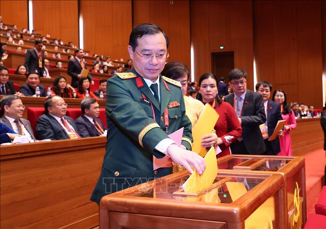 Các đại biểu bỏ phiếu bầu Ban Chấp hành Trung ương Đảng khóa XIV. Ảnh: TTXVN