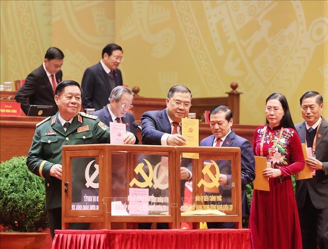 Các đồng chí lãnh đạo Đảng và Nhà nước bỏ phiếu bầu Ban Chấp hành Trung ương Đảng khóa XIV. Ảnh: TTXVN