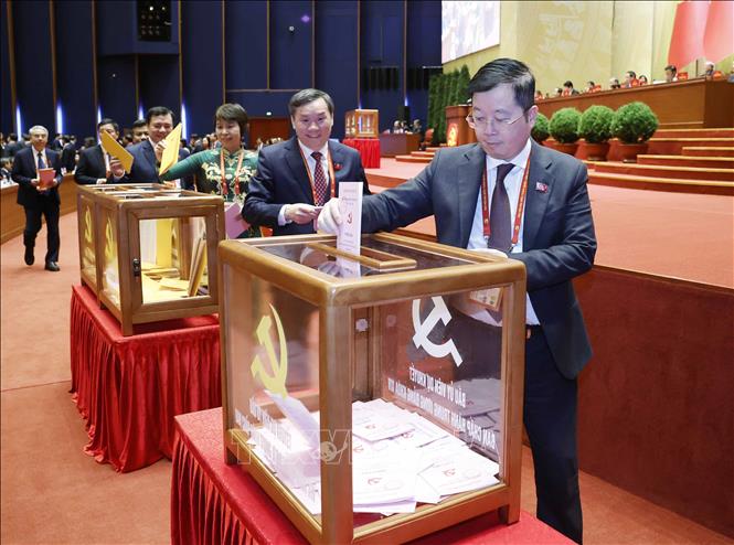 Các đại biểu bỏ phiếu bầu Ban Chấp hành Trung ương Đảng khóa XIV. Ảnh: TTXVN