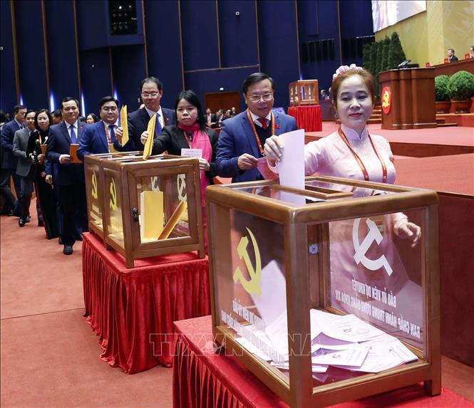 Các đại biểu bỏ phiếu bầu Ban Chấp hành Trung ương Đảng khóa XIV. Ảnh: TTXVN