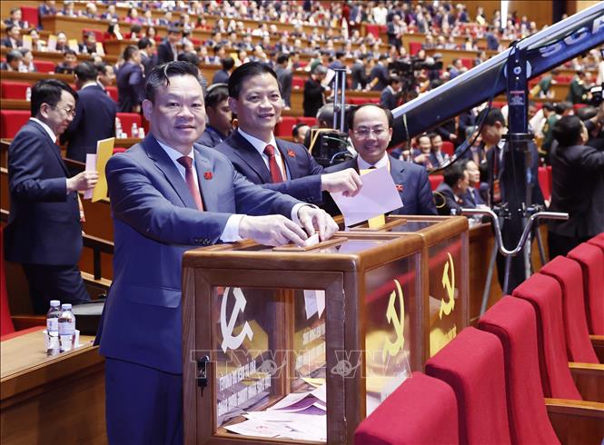 Các đại biểu bỏ phiếu bầu Ban Chấp hành Trung ương Đảng khóa XIV. Ảnh: TTXVN