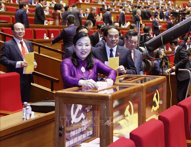 Các đại biểu bỏ phiếu bầu Ban Chấp hành Trung ương Đảng khóa XIV. Ảnh: TTXVN