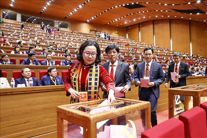 Các đại biểu bỏ phiếu bầu cử BCH Trung ương Đảng khóa XIV. Ảnh: TTXVN