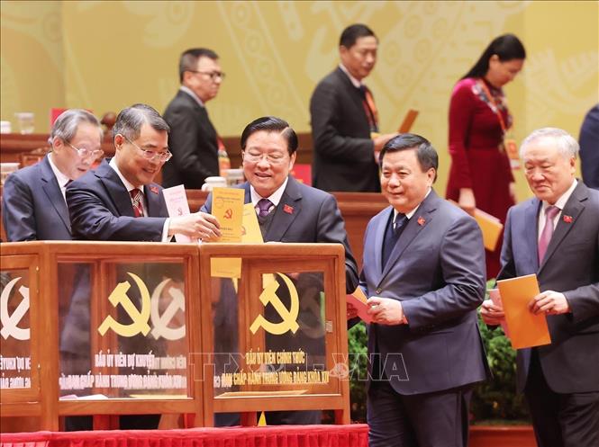 Các đồng chí lãnh đạo Đảng và Nhà nước bỏ phiếu bầu Ban Chấp hành Trung ương Đảng khóa XIV. Ảnh: TTXVN