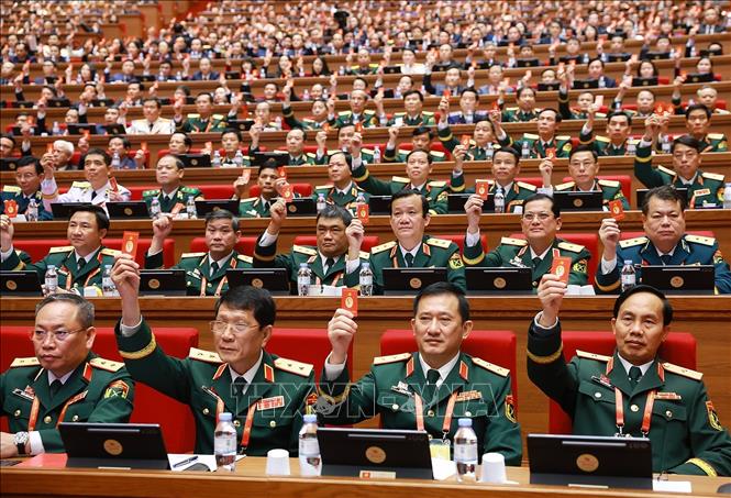 Đoàn đại biểu Đảng bộ Quân đội biểu quyết thông qua danh sách bầu cử. Ảnh: TTXVN
