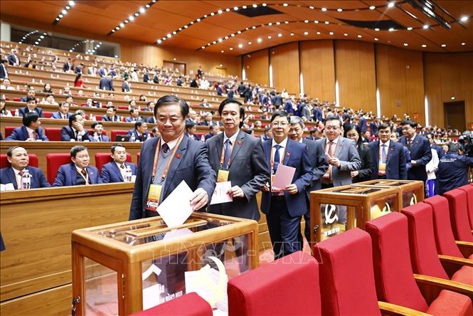 Các đại biểu bỏ phiếu bầu cử BCH Trung ương Đảng khóa XIV. Ảnh: TTXVN